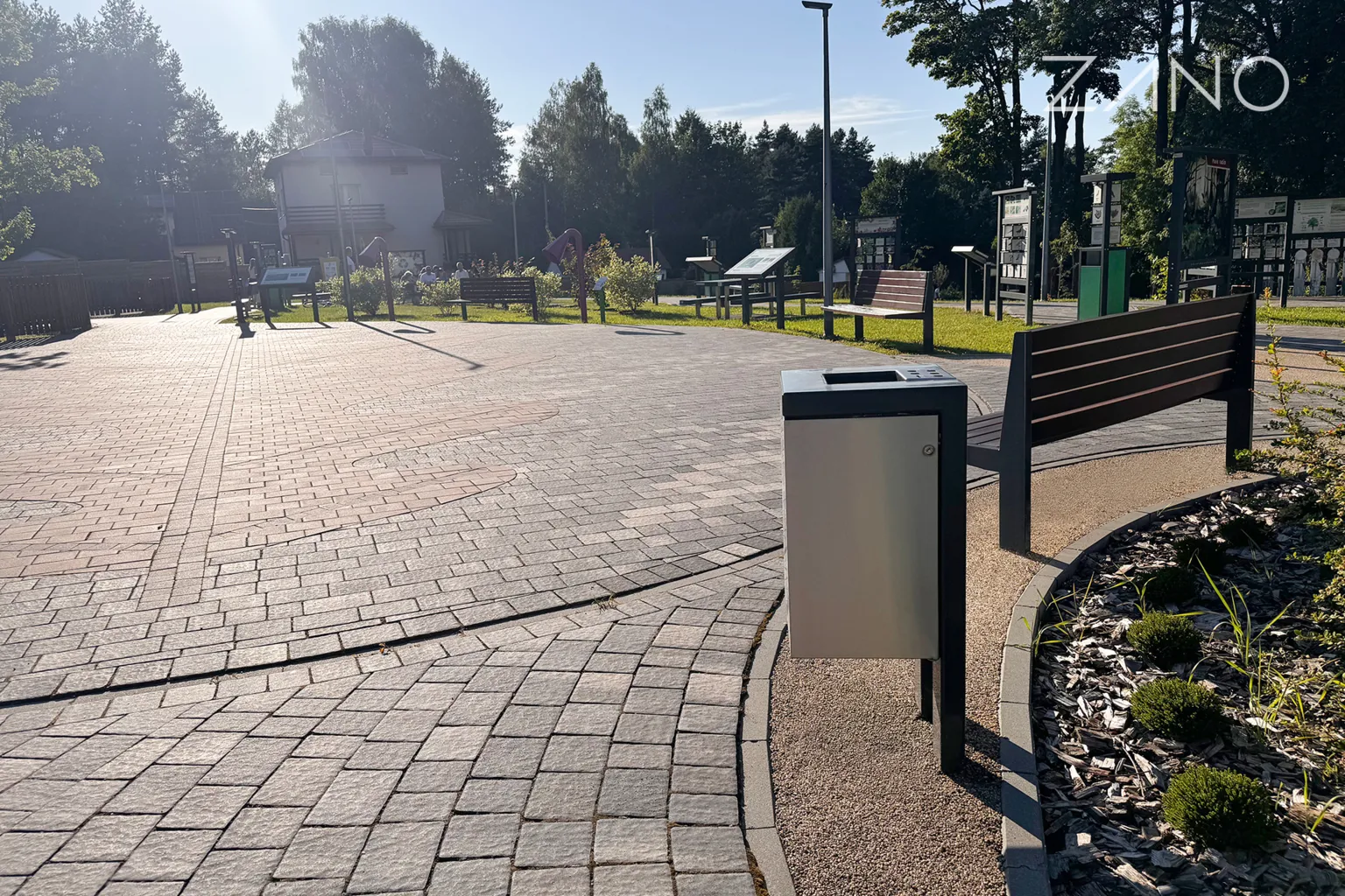 Papperskorg och Amicus-bänk på lekplatsen