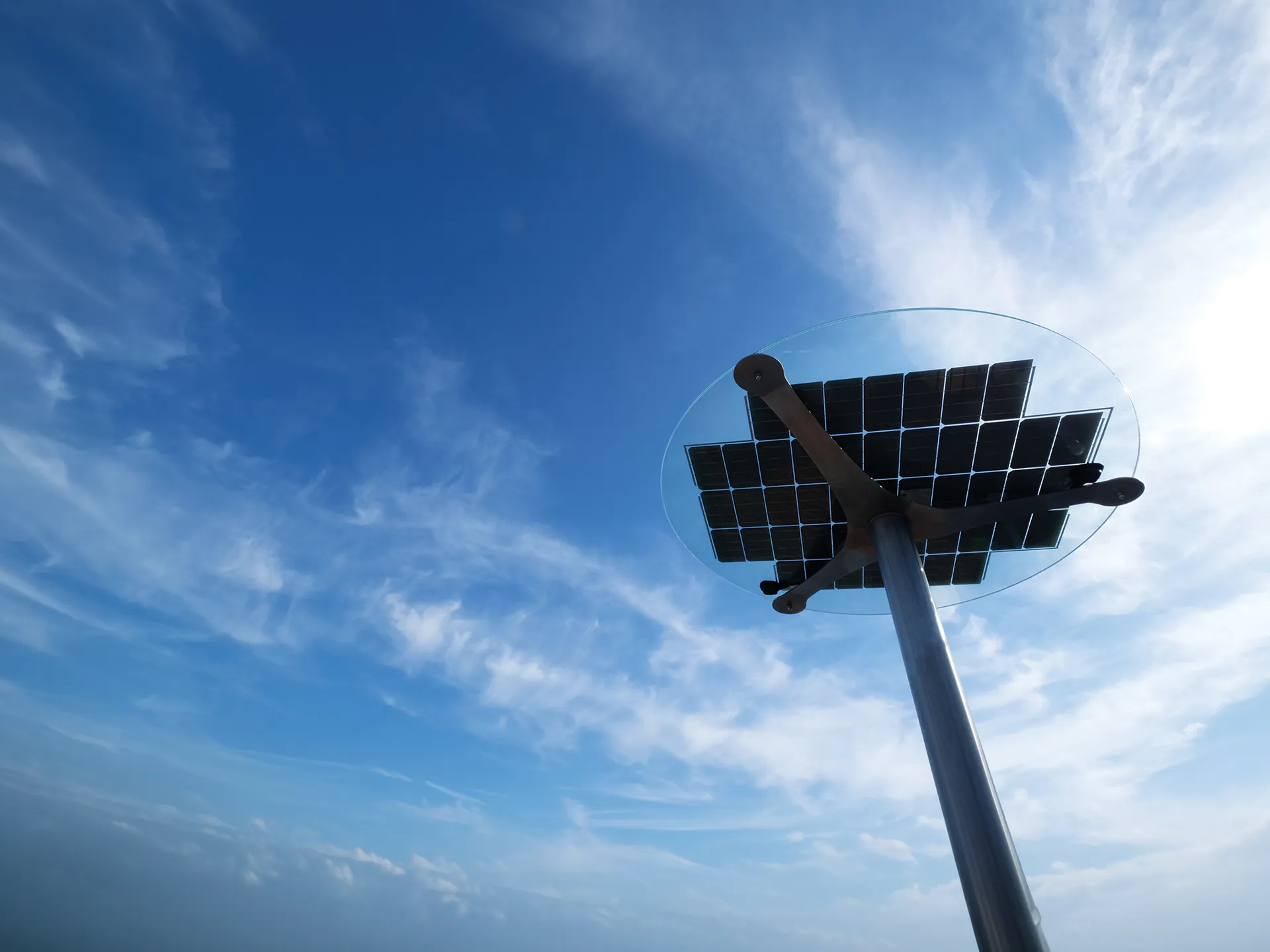 solkraftverk med solceller som förser ditt utrymme med ren energi