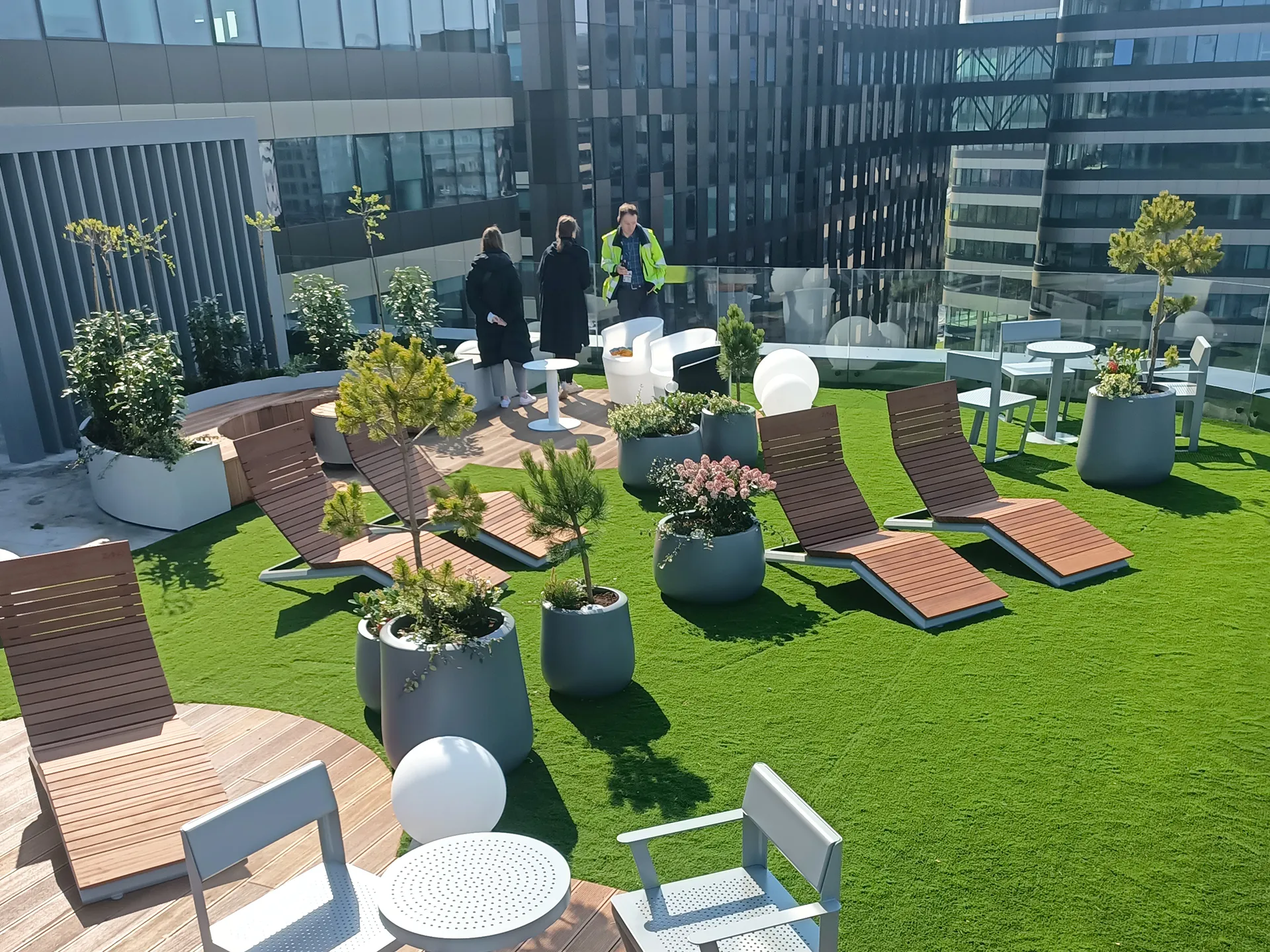 solstolar på balkongen i kontorshuset