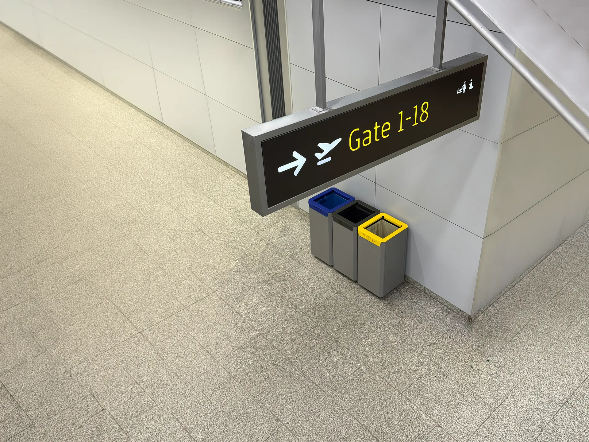 papperskorg på flygplatsen