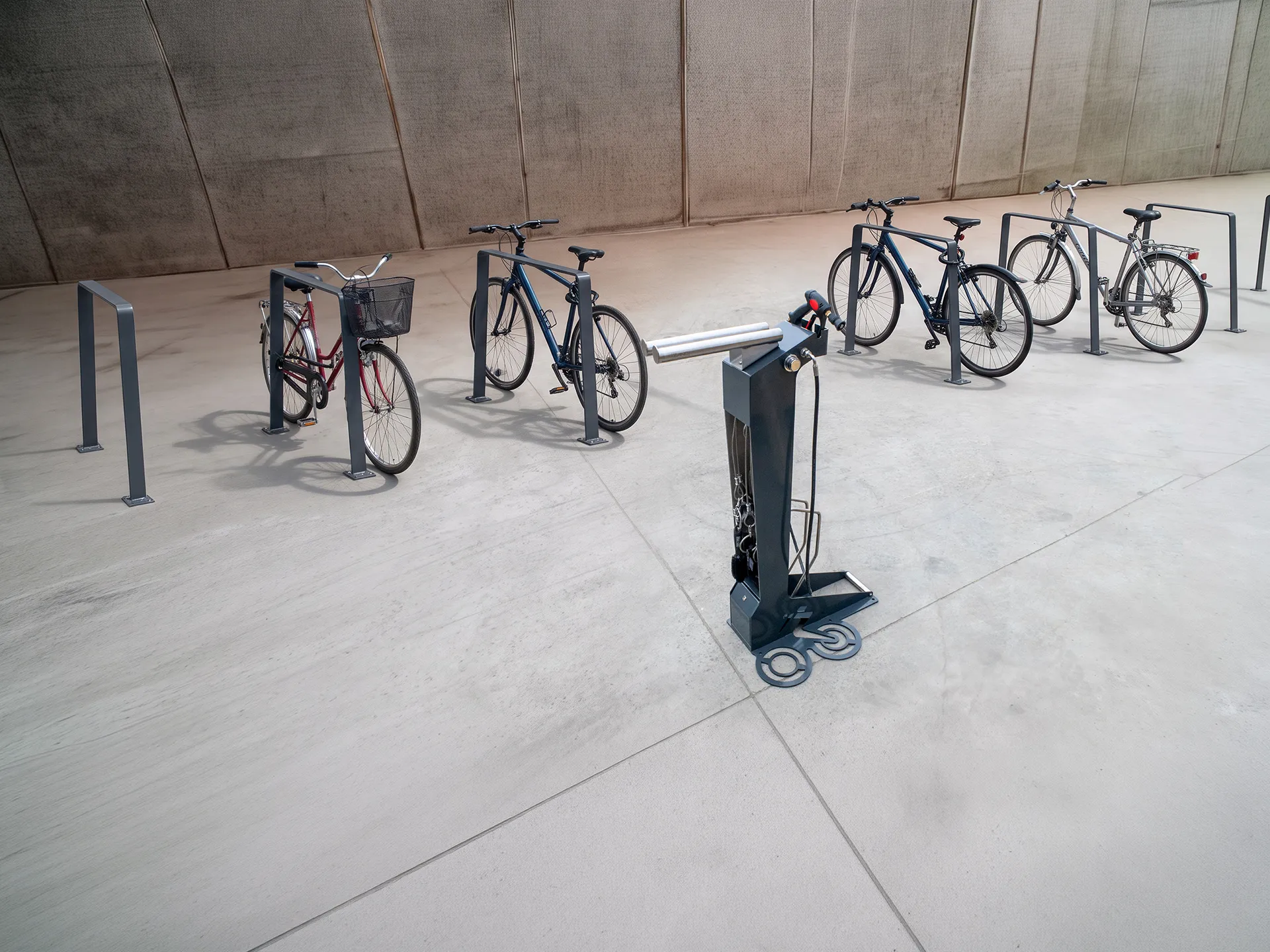 Självbetjäningsstation för cykeltvätt med borstset och lågtrycksspolare