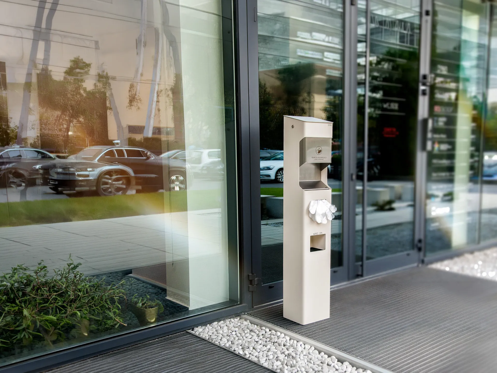 Sanit-handdesinfektionsstation med inbyggd handskbehållare och papperskorg