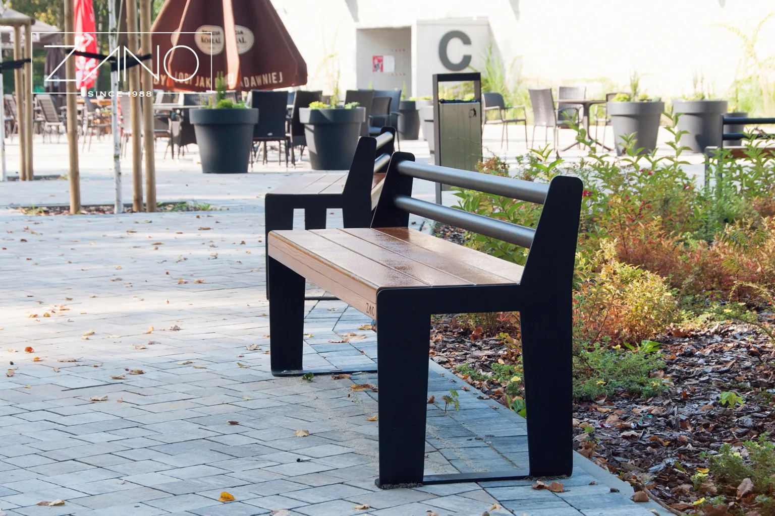 parkbänk i stål med träsits