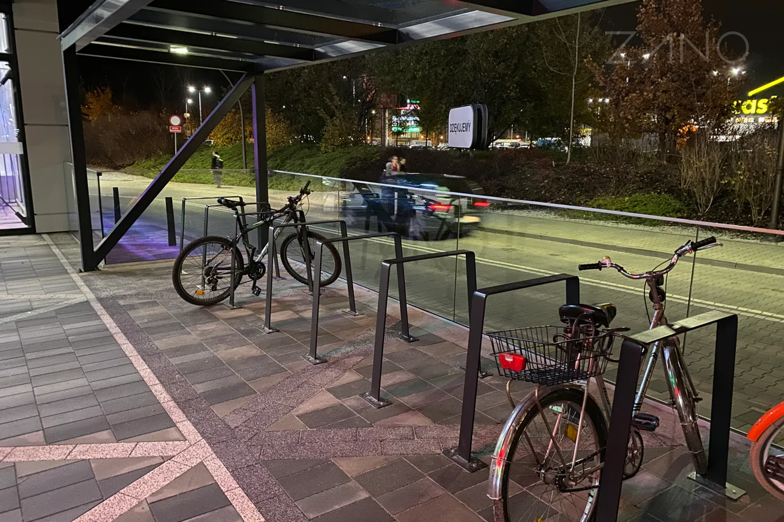 stojaki rowerowe parking dla rowerow przed galeria bronowice