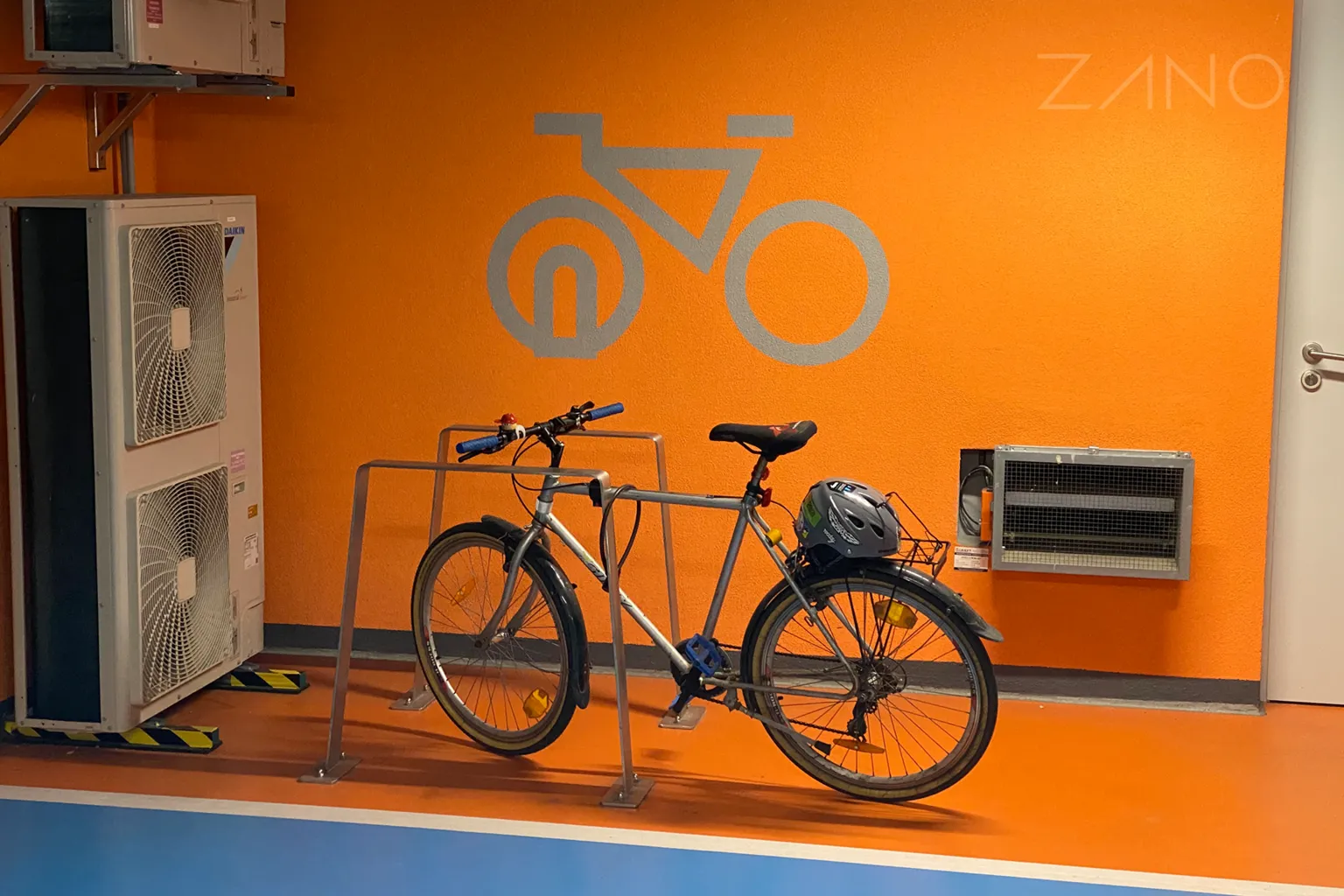 Ett minimalistiskt cykelställ i stål med en enkel ramkonstruktion, tillverkat av hållbara metallprofiler