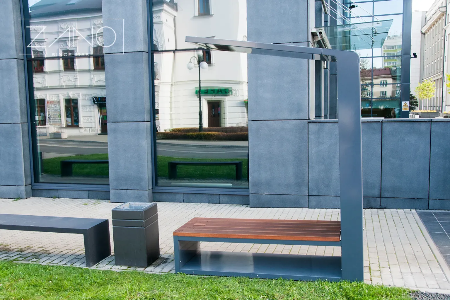solbelyst bänk från Nova Energia