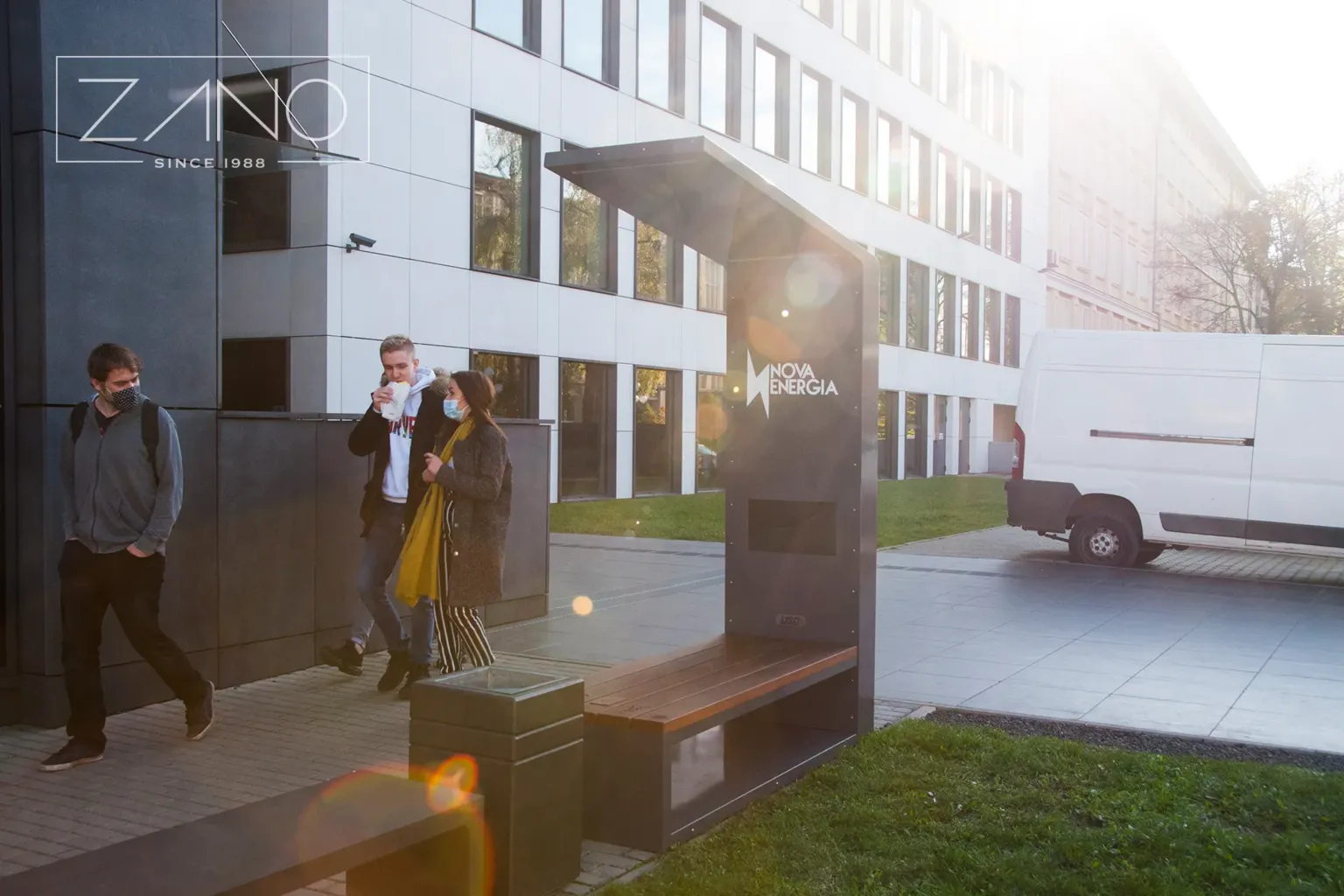 solcellsdriven stadsbänk från Nova Energia AGH Kraków