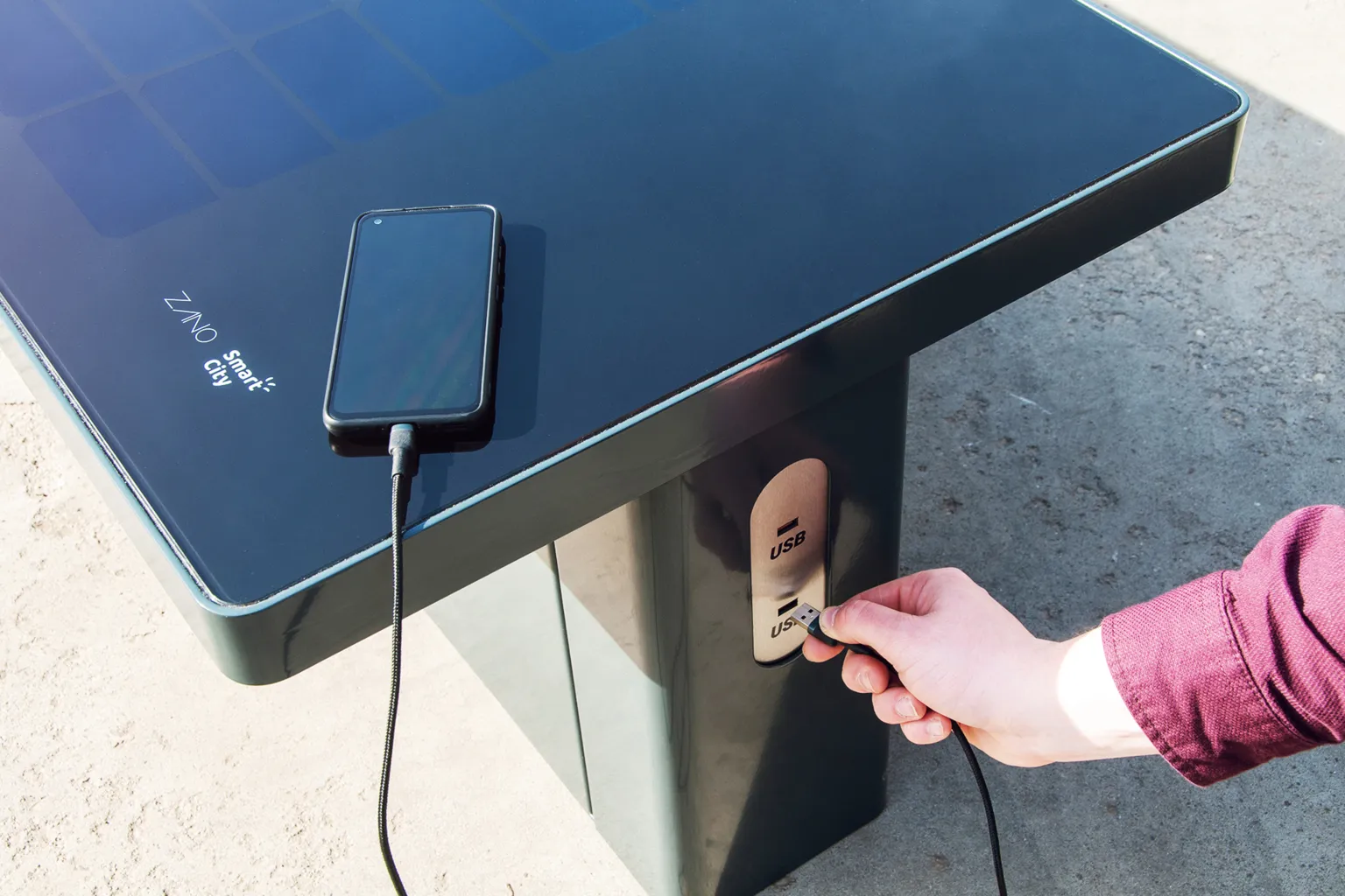 Den moderna bänken Solarna med laddare